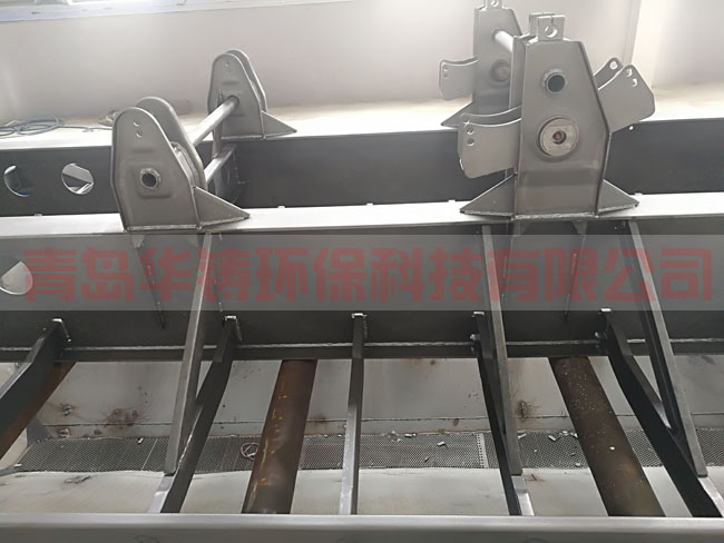 掛車(chē)底盤(pán)拋丸除銹清理效果圖 掛車(chē)底盤(pán)拋丸除銹清理效果圖